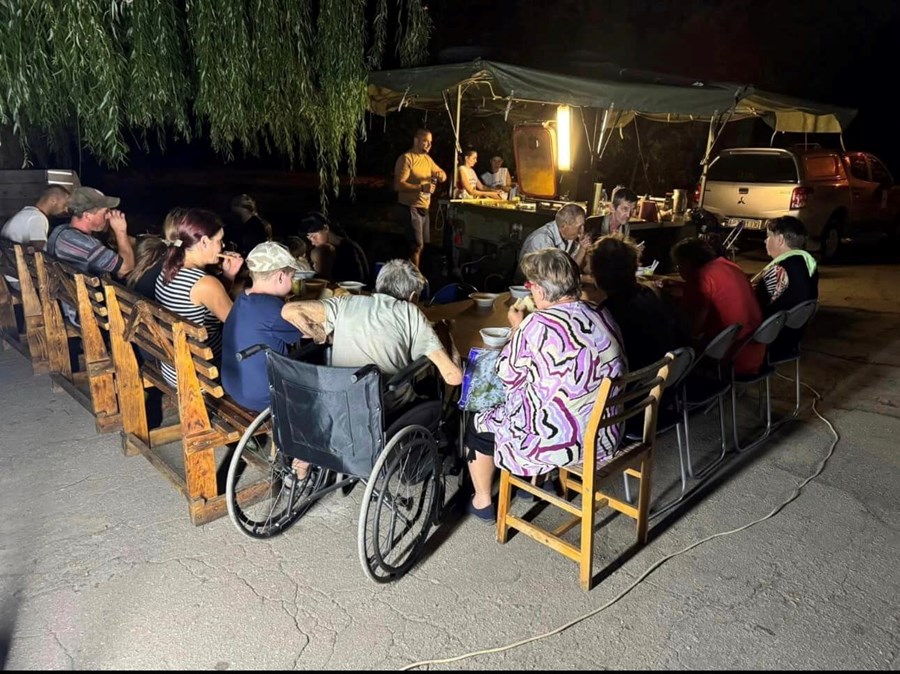 Bland de evakuerade finns gamla, unga, sjuka och friska. Foto: Caritas Ukraina