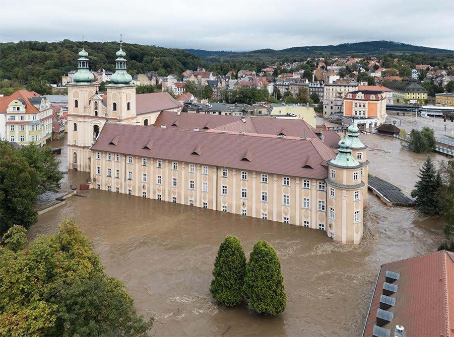 Staden Klodzko i sydvästra Polen dränktes av vattenmassorna. Foto: Jacek Halicki / Wikimedia Commons