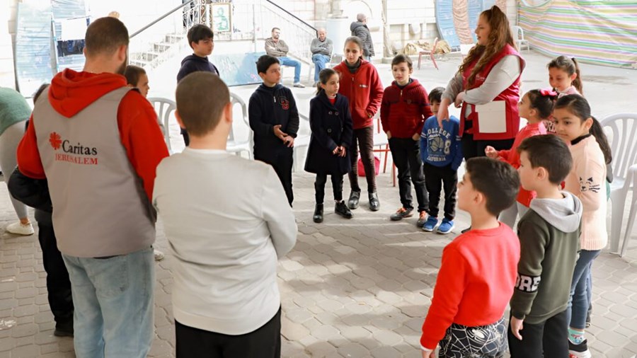 Aktiviteter för barn i Heliga Familjens kyrka i Gaza i mars 2024. Foto: Majdi Jildeh/Caritas Jerusalem