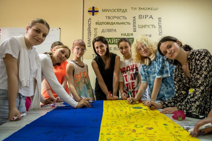 Caritas Ukraina arbetar utifrån övertygelsen att varje barn behöver ha tillgång till en trygg och utvecklande miljö. Foto: Caritas Ukraina