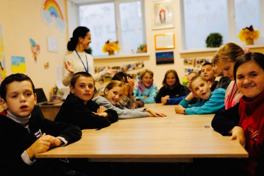 Barnen och deras pedagog på Caritas Pidkamins trygga plats för barn. Foto: Caritas Pidkamin