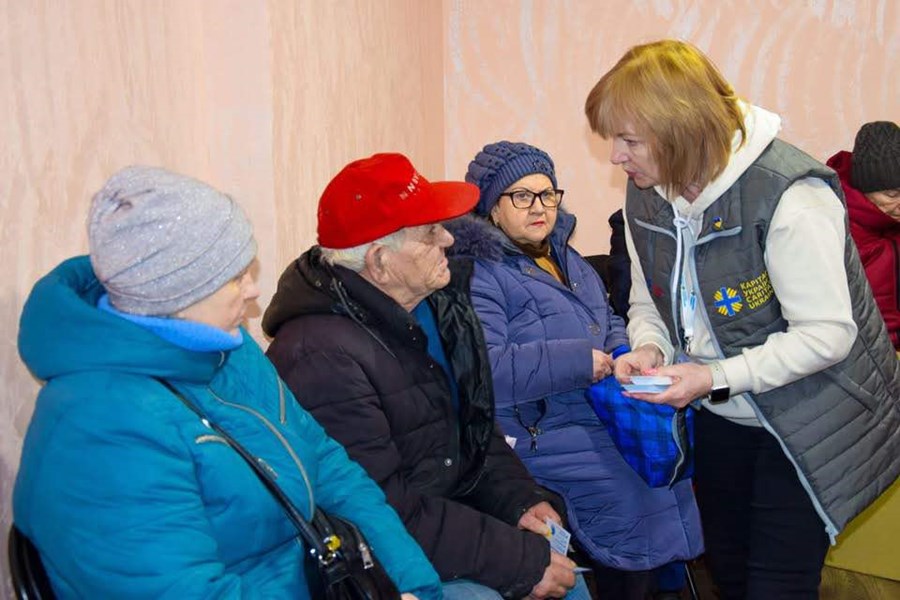 Många äldre har tvingats lämna sina hem. Foto: Caritas Ukraina